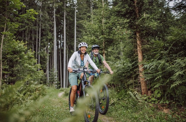 Mountainbiker fahren durch den Wald